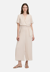 Jumpsuit mit Plissee / Modellfoto Vorderseite (Outfit)