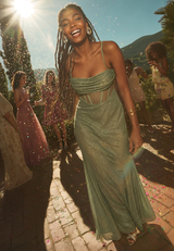 Abendkleid im Glitzer-Look / Imagebild