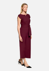 Eleganter Jumpsuit mit Bindegürtel / Modellfoto Vorderseite (Outfit)