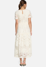 Spitzenkleid Maxi mit kurzen Ärmeln / Modellfoto Rückseite