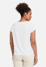 Basic Shirt mit Aufdruck / Modellfoto Rückseite