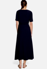 Jerseykleid mit Gürtel / Modellfoto Rückseite