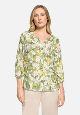 Casual-Bluse mit Knopfleiste / Modellfoto Vorderseite