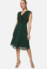 Chiffonkleid  mit Rüschen / Modellfoto Vorderseite (Outfit)