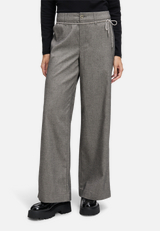 Casual-Hose mit Bindegürtel / Modellfoto Vorderseite