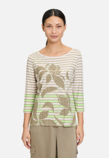 Ringelshirt mit U-Boot-Ausschnitt / Modellfoto Vorderseite