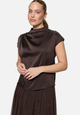 Satin-Bluse mit Kragen / Modellfoto Vorderseite