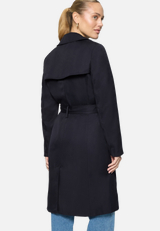 Trenchcoat  mit Gürtel / Modellfoto Rückseite