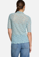 Spitzenshirt mit Stehkragen / Modellfoto Rückseite