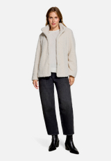 Plüschjacke mit Stehkragen / Modellfoto Vorderseite (Outfit)
