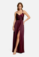 Abendkleid mit V-Ausschnitt / Modellfoto Vorderseite (Outfit)