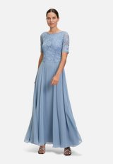 Abendkleid mit Spitze / Modellfoto Vorderseite