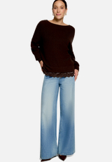 Strickpullover mit Spitzenkante / Modellfoto Vorderseite (Outfit)