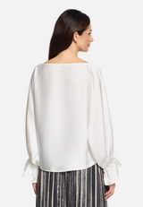 Satin-Bluse mit U-Boot-Ausschnitt / Modellfoto Rückseite