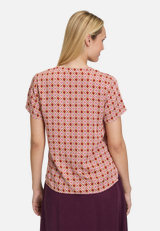 Blusenshirt mit Rüschen / Modellfoto Rückseite