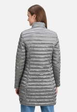 Steppjacke mit Reißverschlusstaschen / Modellfoto Rückseite