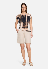 Sommerhose mit Eingrifftaschen / Modellfoto Vorderseite (Outfit)