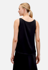 Satin-Bluse mit V-Ausschnitt / Modellfoto Rückseite