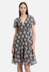 Volantkleid mit Rüschen / Modellfoto Vorderseite