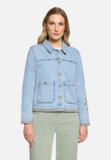 Jeansjacke mit Stickerei / Modellfoto Vorderseite