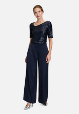 Pailletten-Top mit Glanzeffekt / Modellfoto Vorderseite (Outfit)