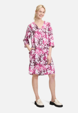 Sommerkleid mit Muster / Modellfoto Vorderseite (Outfit)