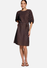 Gemustertes Minikleid mit Bindegürtel  / Modellfoto Vorderseite