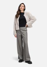 Casual-Hose mit Bindegürtel / Modellfoto Vorderseite (Outfit)