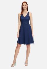 Cocktailkleid mit Spitze / Modellfoto Vorderseite (Outfit)