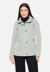 Sommerjacke mit abnehmbarer Kapuze / Modellfoto Vorderseite