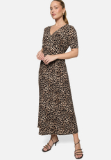 Maxikleid  kurzarm mit Leoprint  / Modellfoto Vorderseite (Outfit)