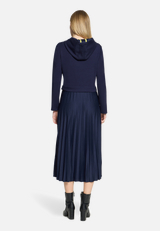 Casual-Kleid mit Kapuze / Modellfoto Rückseite