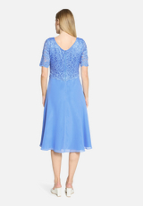 Cocktailkleid mit Spitze / Modellfoto Rückseite