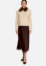 Strickjacke mit Kunstfellkragen / Modellfoto Vorderseite (Outfit)