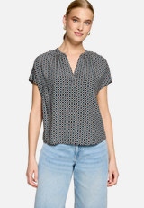 Blusenshirt  mit grafischem Muster  / Modellfoto Vorderseite