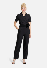 Jumpsuit mit Gürtel / Modellfoto Vorderseite