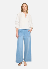 Casual-Bluse mit Spitzeneinsatz / Modellfoto Vorderseite (Outfit)