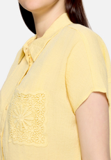Oversize-Bluse mit aufgesetzter Brusttasche / Detailbild
