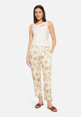 Casual-Hose mit Gummizug / Modellfoto Vorderseite (Outfit)