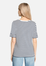 Basic Shirt mit Ringel / Modellfoto Rückseite
