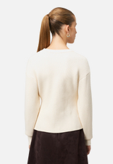 Pullover mit Perlen / Modellfoto Rückseite