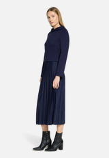 Casual-Kleid mit Kapuze / Modellfoto Vorderseite (Outfit)