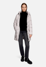 Outdoorjacke mit abnehmbarer Kapuze / Modellfoto Vorderseite (Outfit)