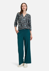 Schlupfbluse mit Print / Modellfoto Vorderseite (Outfit)