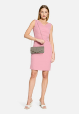 Clutch-Tasche mit Raffung / Modellfoto Vorderseite (Outfit)