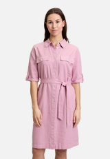 Freizeitkleid mit Gürtel / Modellfoto Vorderseite