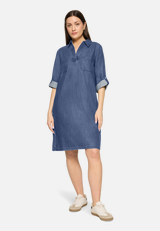Jeanskleid mit Kragen / Modellfoto Vorderseite