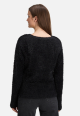 Strickpullover mit V-Ausschnitt / Modellfoto Rückseite