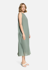 Maxikleid mit Plissee / Modellfoto Vorderseite (Outfit)