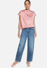 Satinbluse  mit Stehkragen / Modellfoto Vorderseite (Outfit)